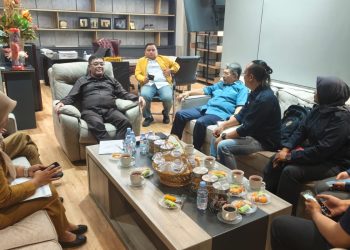 Waka I DPRD Provinsi Jambi saat menerima Dinkes Jambi, Yayasan Kanti Sehati didampingi oleh Waka Komisi IV Soal penanggulangan penyebaran penyakit HIV Aids di Jambi. FOTO: OYI