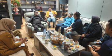 Waka I DPRD Provinsi Jambi saat menerima Dinkes Jambi, Yayasan Kanti Sehati didampingi oleh Waka Komisi IV Soal penanggulangan penyebaran penyakit HIV Aids di Jambi. FOTO: OYI