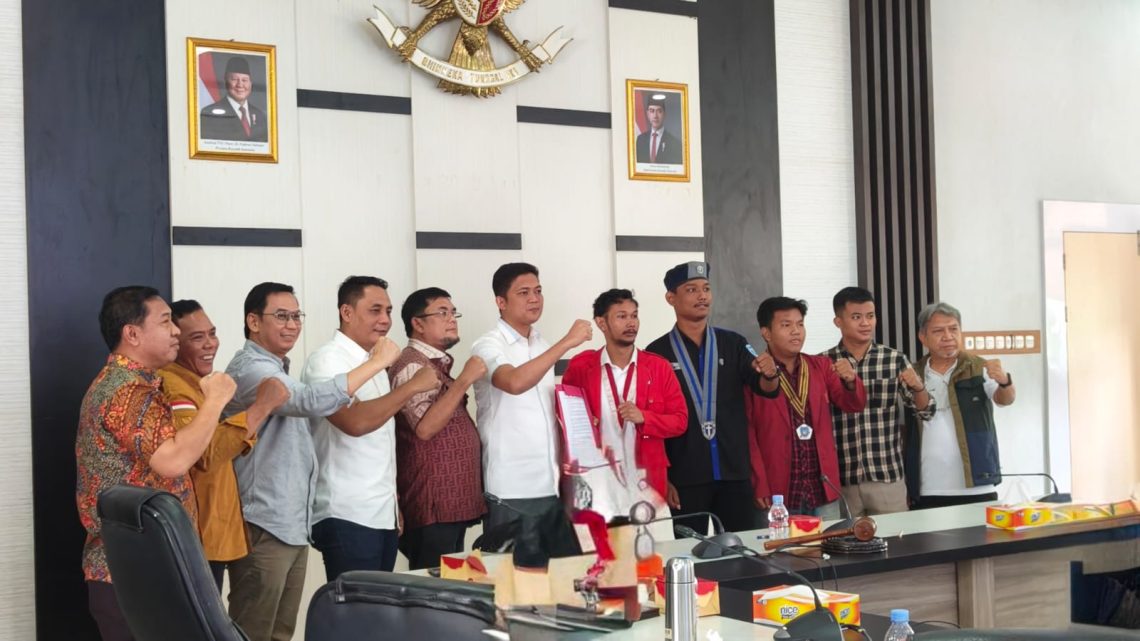 Mahasiswa menyerahkan tuntutan kepada DPRD Provinsi Jambi. FOTO: OYI