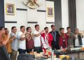 Mahasiswa menyerahkan tuntutan kepada DPRD Provinsi Jambi. FOTO: OYI