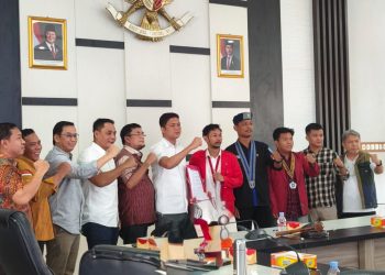 Mahasiswa menyerahkan tuntutan kepada DPRD Provinsi Jambi. FOTO: OYI