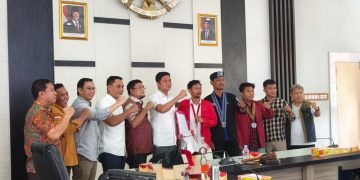 Mahasiswa menyerahkan tuntutan kepada DPRD Provinsi Jambi. FOTO: OYI