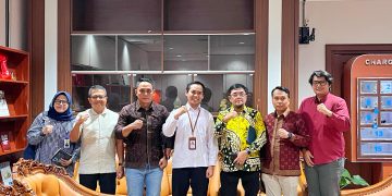 Ivan Wirata dan Samsul Riduan Saat Audiensi dengan MenPAN-RB memperjuangkan Nasib 2.043 Honorer Jambi. FOTO