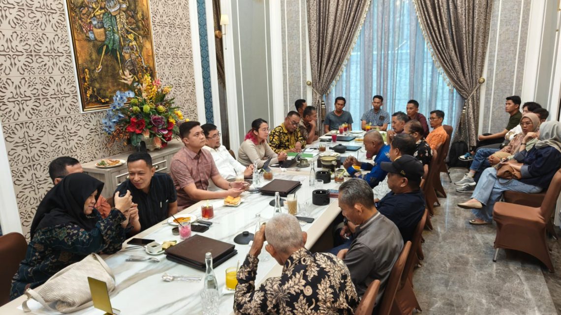 Pertemuan informal yang diinisiasi oleh Ketua dan Waka I DPRD Provinsi Jambi antara PT SAS dengan warga terdampak. FOTO: OYI