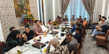 Pertemuan informal yang diinisiasi oleh Ketua dan Waka I DPRD Provinsi Jambi antara PT SAS dengan warga terdampak. FOTO: OYI