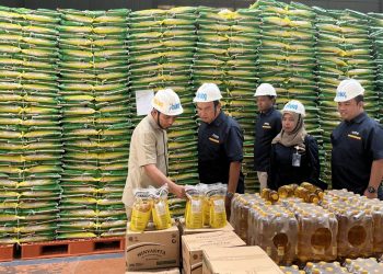 Rocky Candra Saat Melihat Stok Beras di Gudang Bulog Jambi. FOTO: IST