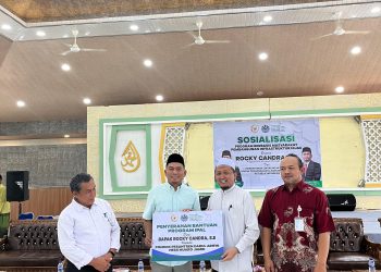 Rocky Candra Menyerahkan Bantuan IPAL kepada pimpinan Ponpes Darul Arifin. FOTO: IST