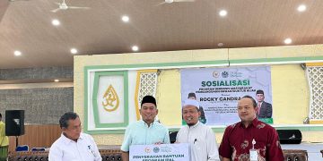 Rocky Candra Menyerahkan Bantuan IPAL kepada pimpinan Ponpes Darul Arifin. FOTO: IST