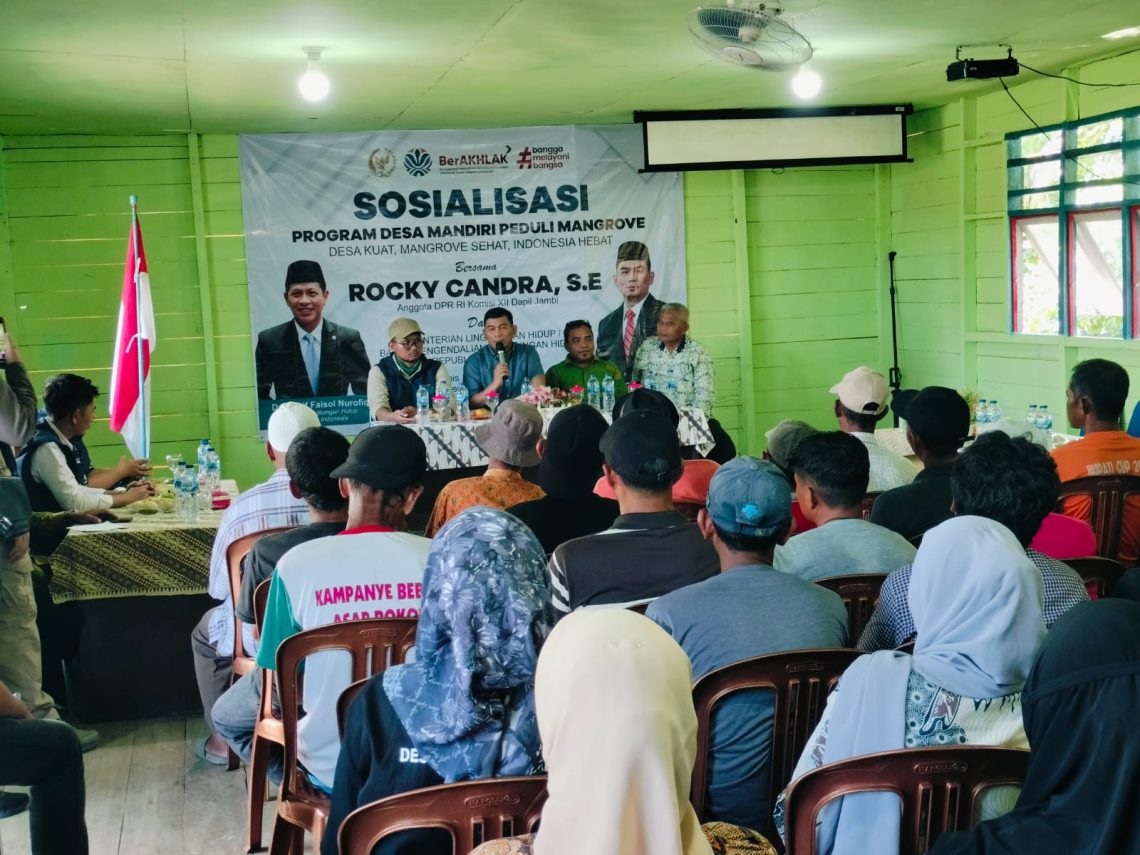 Suasana Sosialisasi Rocky Candra bersama warga Desa Sungai Dualap. FOTO: IST