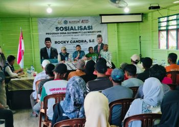 Suasana Sosialisasi Rocky Candra bersama warga Desa Sungai Dualap. FOTO: IST