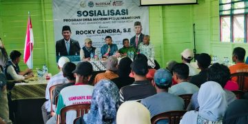 Suasana Sosialisasi Rocky Candra bersama warga Desa Sungai Dualap. FOTO: IST