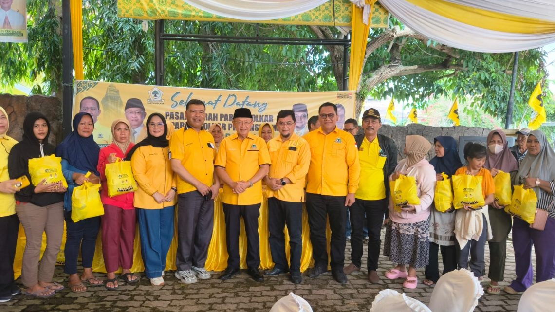 Berfhoto bersama masyarakat penerima manfaat sembako murah di Kantor DPD I Partai Golkar Provinsi Jambi. FOTO: IST