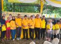 Berfhoto bersama masyarakat penerima manfaat sembako murah di Kantor DPD I Partai Golkar Provinsi Jambi. FOTO: IST