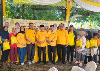 Berfhoto bersama masyarakat penerima manfaat sembako murah di Kantor DPD I Partai Golkar Provinsi Jambi. FOTO: IST