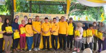 Berfhoto bersama masyarakat penerima manfaat sembako murah di Kantor DPD I Partai Golkar Provinsi Jambi. FOTO: IST