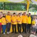 Berfhoto bersama masyarakat penerima manfaat sembako murah di Kantor DPD I Partai Golkar Provinsi Jambi. FOTO: IST