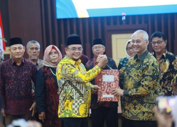 Penyerahan SK dan Berita Acara Dari Ketum IPPU, Widiarto kepada Ketua IPPI Jambi, Ivan Wirata. FOTO: CUP