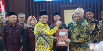 Penyerahan SK dan Berita Acara Dari Ketum IPPU, Widiarto kepada Ketua IPPI Jambi, Ivan Wirata. FOTO: CUP