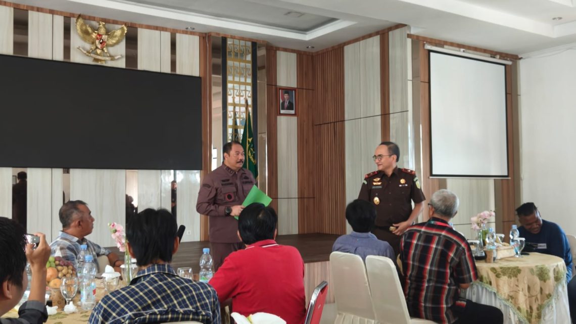 Kajati Jambi, Sugeng Hariadi dan Wakajati, Bima Suprayoga Saat Coffe Morning bersama jurnalis lingkup Kejati. FOTO: OYI