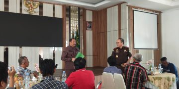 Kajati Jambi, Sugeng Hariadi dan Wakajati, Bima Suprayoga Saat Coffe Morning bersama jurnalis lingkup Kejati. FOTO: OYI