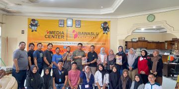 Bawaslu Kota Jambi Resmi Rilis Buletin Perdana ''Jejak Pengawasan Pilkada 2024''. FOTO: IST