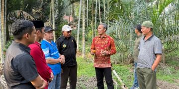 Edi Purwanto saat dialog dengan petani pinang Tanjab Barat. FOTO: IST