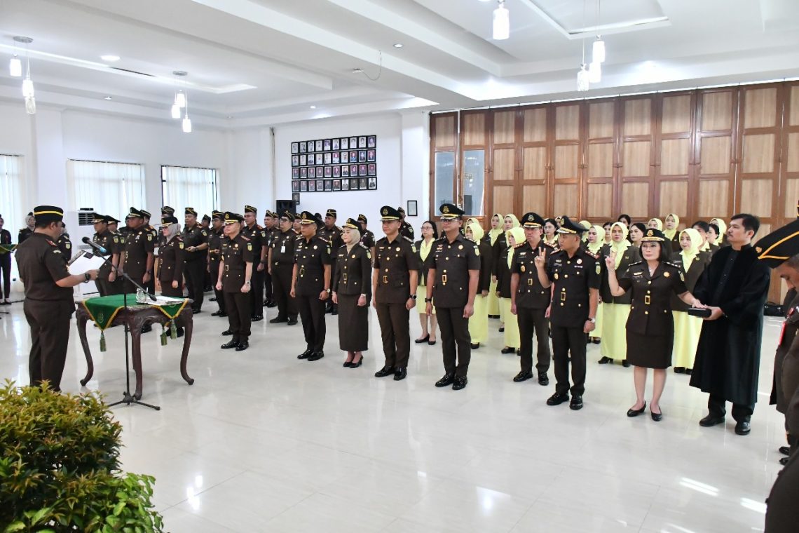 Kajati Jambi Lantik 11 Pejabat Lingkup Kejaksaan Tinggi Jambi. FOTO: IST