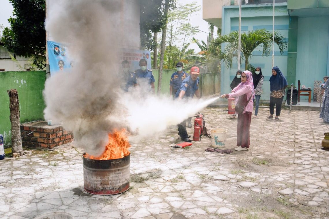 Gandeng Damkar Kota Jambi, Pertamina EP Beri Edukasi Cegah Bahaya Api terhadap Warga Sekitar. FOTO: IST