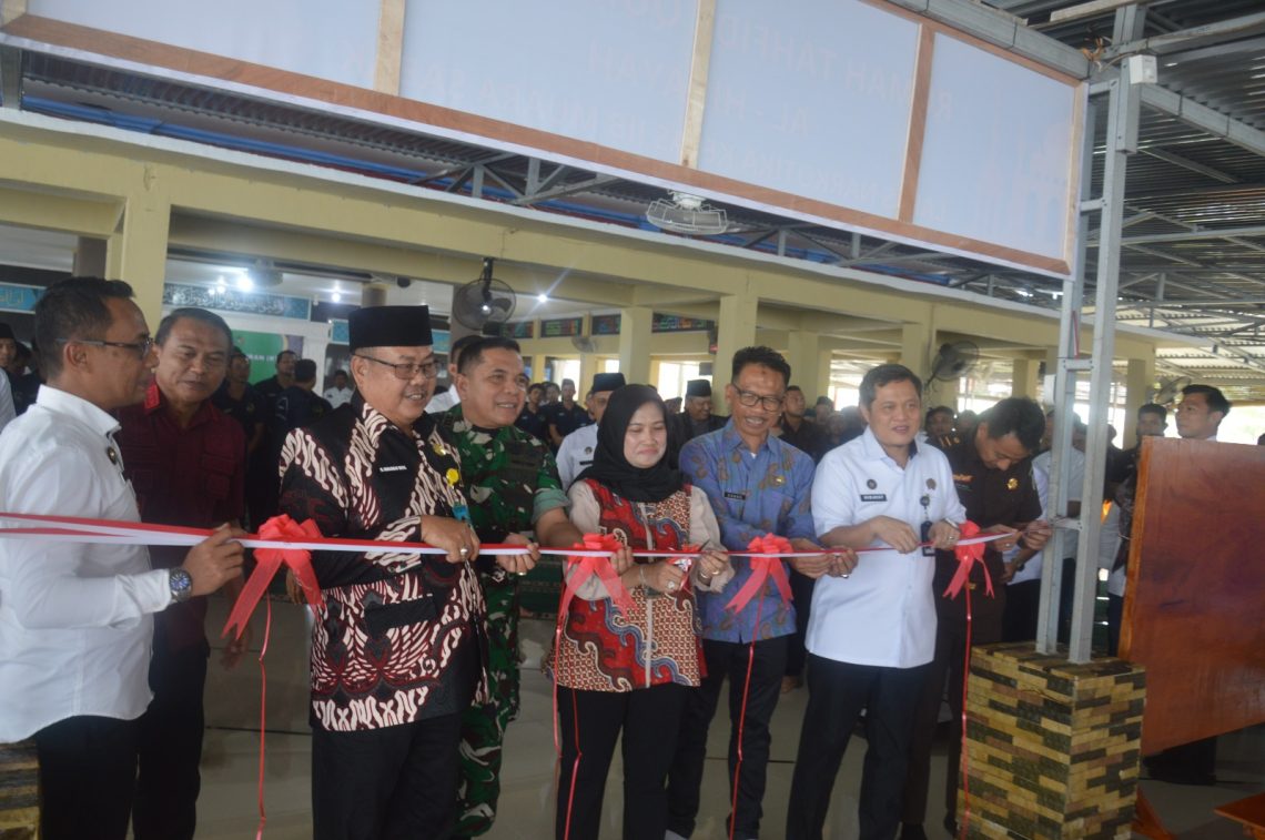 Kanwil Ditjenpas Jambi, Hidayat didampingi seluruh tamu undangan memotong pita tanda peresmian rumah tahfiz al Hidayah.FOTO: IST