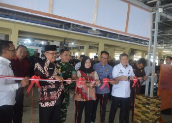 Kanwil Ditjenpas Jambi, Hidayat didampingi seluruh tamu undangan memotong pita tanda peresmian rumah tahfiz al Hidayah.FOTO: IST