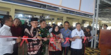Kanwil Ditjenpas Jambi, Hidayat didampingi seluruh tamu undangan memotong pita tanda peresmian rumah tahfiz al Hidayah.FOTO: IST