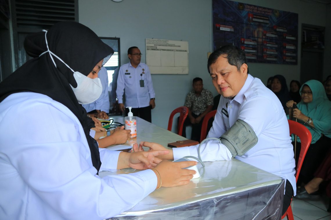 Kakanwil Ditjenpas Jambi, Hidayat ikuti aksi donor darah di Lapas Kelas IIA Jambi. FOTO: IST