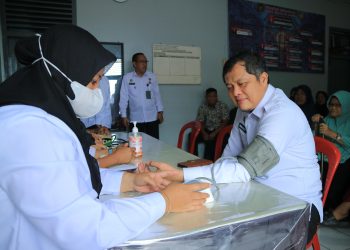 Kakanwil Ditjenpas Jambi, Hidayat ikuti aksi donor darah di Lapas Kelas IIA Jambi. FOTO: IST