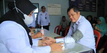 Kakanwil Ditjenpas Jambi, Hidayat ikuti aksi donor darah di Lapas Kelas IIA Jambi. FOTO: IST