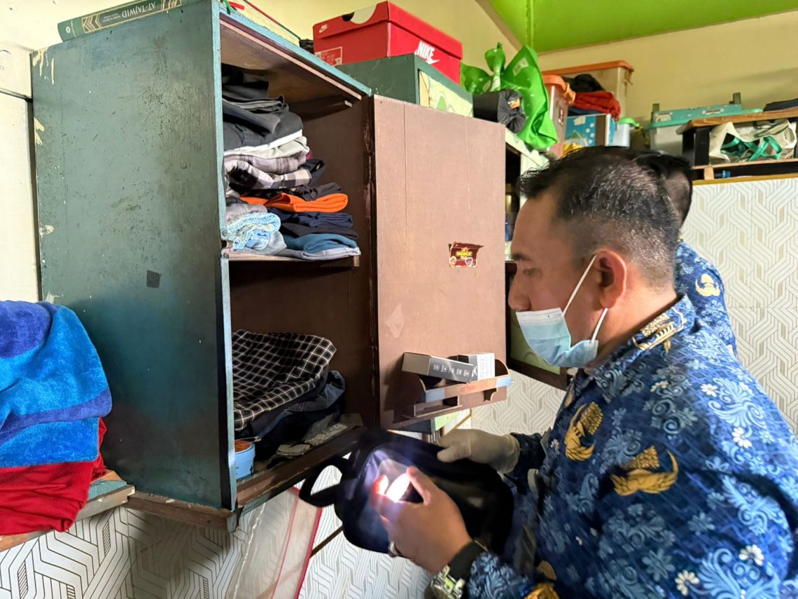 Razia di Lapas Narkotika Muara Sabak. FOTO: DOC Lapas