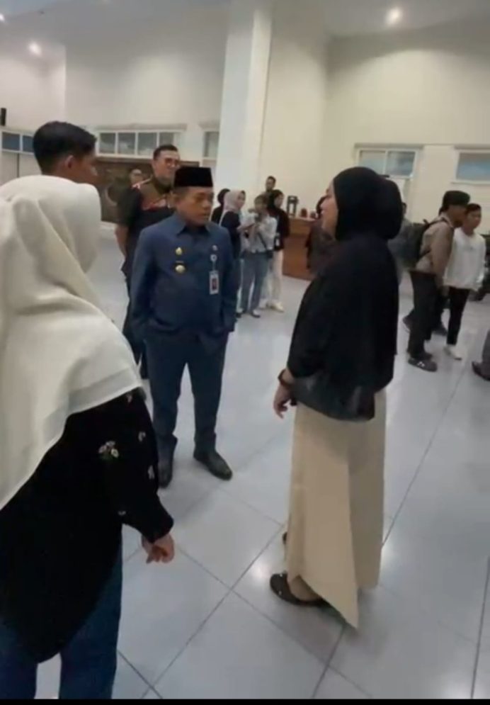 Gubernur Al Haris saat menemui perwakilan PPPK yang tidak masuk database alias gagal CPNS. FOTO: IST