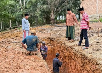 Anggota DPR RI Dapil Jambi, Edi Purwanto Saat Turun Lapangan Tinjau Proyek Bantuan Kerakyatan.  FOTO: IST