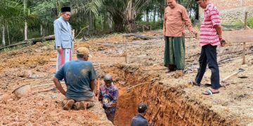 Anggota DPR RI Dapil Jambi, Edi Purwanto Saat Turun Lapangan Tinjau Proyek Bantuan Kerakyatan.  FOTO: IST