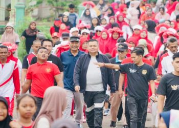 Ketua DPRD Kota Jambi saat jalan santai bersama warga Teratai Jaya. FOTO: IST