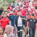 Ketua DPRD Kota Jambi saat jalan santai bersama warga Teratai Jaya. FOTO: IST