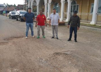 Kemas Faried turun langsung meninjau kondisi jalan rusak yang dikeluhkan warga RT 04 dan RT 05, Kelurahan Penyengat Rendah.