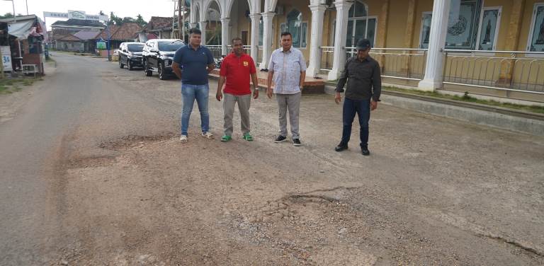 Kemas Faried turun langsung meninjau kondisi jalan rusak yang dikeluhkan warga RT 04 dan RT 05, Kelurahan Penyengat Rendah.