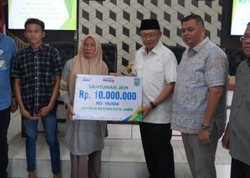 Ketua DPRD Kota Jambi Saat Menyerahkan Kartu BPJS TK kepada warga Danau Sipin