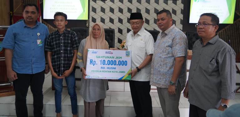 Ketua DPRD Kota Jambi Saat Menyerahkan Kartu BPJS TK kepada warga Danau Sipin