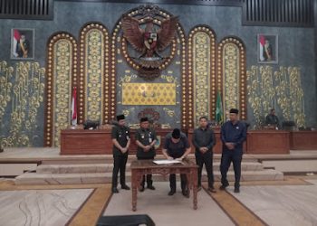 Pimpinan DPRD Kota Jambi Sahkan Tiga Ranperda