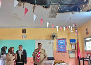 Ketua DPRD Kota Jambi Saat Meninjau Atap ruangan kelas yang jebol di SMP Negeri 7. FOTO: IST