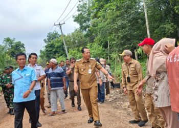 Anggota DPRD Ulil AMri Dampingi Bupati Tutup TPS Ilegal. FOTO: IST