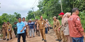 Anggota DPRD Ulil AMri Dampingi Bupati Tutup TPS Ilegal. FOTO: IST
