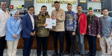 Ketua DPRD Jambi Mendampingi Mahasiswa Sampaikan Aspirasi Rakyat. FOTO: IST