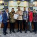 Ketua DPRD Jambi Mendampingi Mahasiswa Sampaikan Aspirasi Rakyat. FOTO: IST